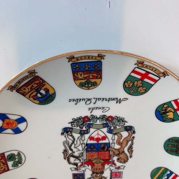 Coat of Arms Canada Souvenir Plate with Provinces & Territories Emblems - Picture 9 of 10